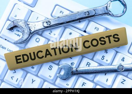 Cartello che mostra i costi dell'istruzione. Panoramica aziendale importi pagati per le tasse scolastiche e altre spese correlate Foto Stock