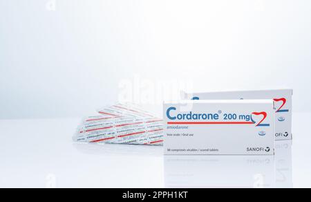 CHONBURI, THAILANDIA-23 SETTEMBRE 2022 : Cordarone in blister e scatola di carta. Prodotto Sanofi. Amiodarone pillole bianche compresse per il trattamento di aritmie. Farmaci prescritti. Farmaceutica. Foto Stock