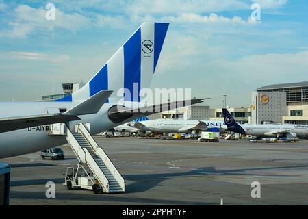 Aeroporto di Francoforte Germania 02 agosto 2022 - aerei al terminal Foto Stock