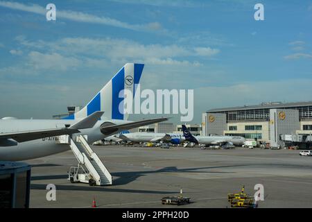 Aeroporto di Francoforte Germania 02 agosto 2022 - aerei al terminal Foto Stock