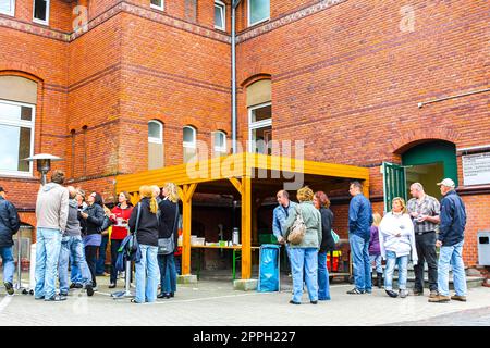 Festa tedesca con bratwurst alla griglia e banco birra in Germania. Foto Stock