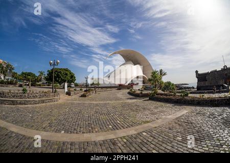 SANTA CRUZ, ISOLE CANARIE, SPAGNA - 28 OTTOBRE 2022: Il simbolo moderno della città è il complesso artistico Auditorio de Tenerife "Adan Martin" dell'architetto Santiago Calatrava. Obiettivo Fischeye. Foto Stock