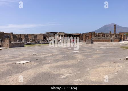 Foro di antica città distrutto dall'eruzione del Vesuvio nel 79 d.C. nei pressi di Napoli, Pompei, Italia Foto Stock