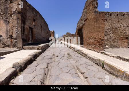 Rovine di un'antica città distrutta dall'eruzione del Vesuvio nel 79 d.C., Pompei, Napoli, Italia Foto Stock