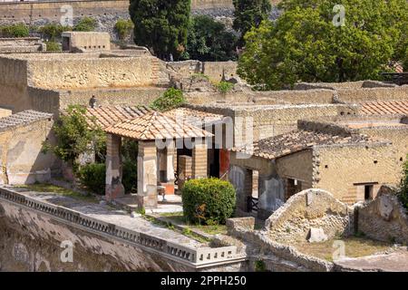 Rovine di un'antica città distrutta dall'eruzione del Vesuvio nel 79 d.C. nei pressi di Napoli, Ercolano, Italia. Foto Stock
