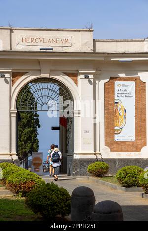 Porta d'ingresso al sito di scavo dell'antica città distrutta dall'eruzione del vulcano Vesuvio nel 79 d.C., Ercolano, Campania, Italia Foto Stock