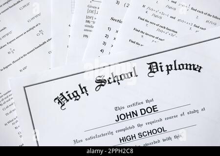 Copia del diploma di scuola superiore si trova su molte pagine di alghebra e test di geometria e compiti. Documento di laurea Foto Stock