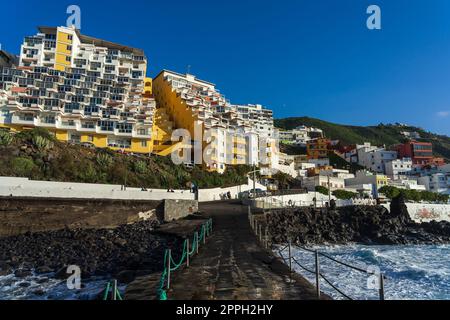 Le case del villaggio di El Pris sulle pendici della costa settentrionale dell'Oceano Atlantico. Tenerife. Isole Canarie. Spagna. Foto Stock