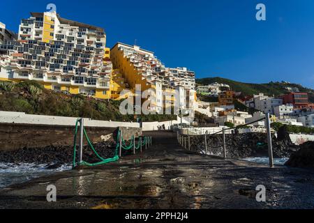 Le case del villaggio di El Pris sulle pendici della costa settentrionale dell'Oceano Atlantico. Tenerife. Isole Canarie. Spagna. Foto Stock