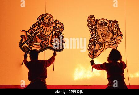 Arte fantoccio ombra tailandese nella provincia di Rachaburi, Thailandia. Foto Stock