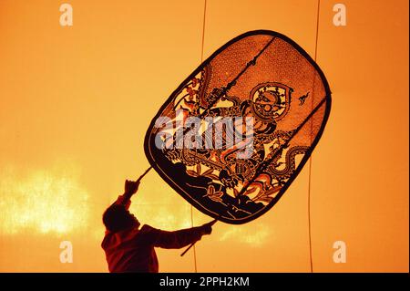 Arte fantoccio ombra tailandese nella provincia di Rachaburi, Thailandia. Foto Stock