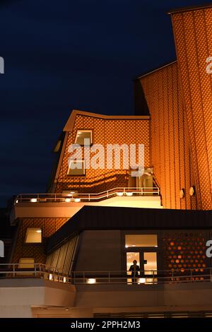 Immagine verticale dell'edificio d'oro della Sala Filarmonica di Berlino di notte a Berlino, Germania Foto Stock