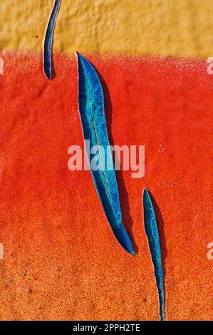 Macrofotografia di pareti colorate dipinte con superficie incrinata Foto Stock