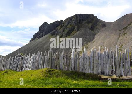 Hafnarfjoerdur, Islanda - 10 settembre 2022: Il villaggio vichingo di fronte al Monte Vestrahorn con bel tempo. Foto Stock