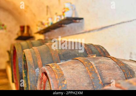 Cantina con vini in botti di legno. Vini fermentati in classic in botti di legno. Tipica cantina della Moravia, Sud Moravia Repubblica Ceca, Europa Foto Stock
