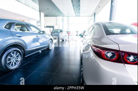 Auto con vista posteriore parcheggiata nello showroom di lusso. Ufficio concessionaria auto. Auto nuova parcheggiata in un moderno showroom. Auto in vendita e noleggio business concept. Leasing di automobili e concetto di assicurazione. Automobile elettrica. Foto Stock