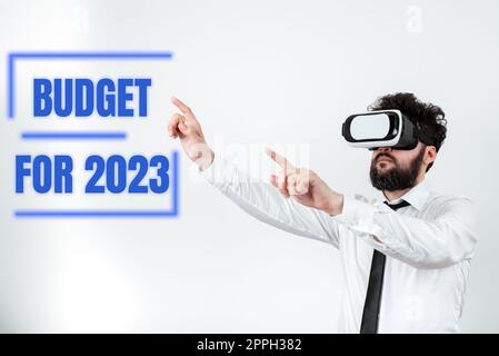 Scrittura testo di visualizzazione bilancio per 2023. Concetto aziendale stima scritta delle entrate e delle spese per il 2023 Foto Stock