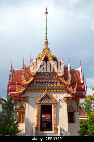 Cappella buddista al Wat Suwankiriket tempio della scuola di Karon, provincia di Phuket, Tailandia. Foto Stock