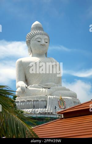 Gigantesca statua in marmo di Budda seduto in Phuket, Thailandia, noto come 'Big Buddha'. Foto Stock