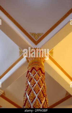 Decorazioni dorate su una colonna in Wat Chalong tempio, situato a Phuket, Tailandia. Dettaglio chiudere verso l'alto. Foto Stock