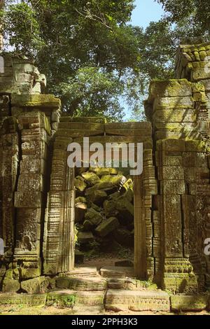 Rovine di una porta di pietra al tempio di Ta Prohm, situato nel complesso Angkor Wat vicino Siem Reap, Cambogia. Foto Stock