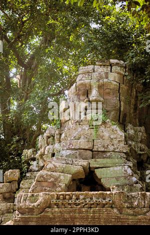 Torre in pietra sul cancello d'ingresso del tempio di Ta Prohm, situato nel complesso di Angkor Wat vicino a Siem Reap, Cambogia. Foto Stock