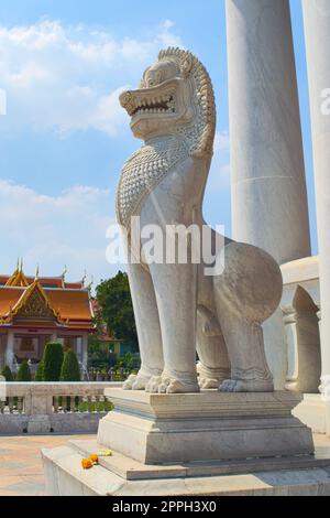 Leone custode imperiale, in marmo di Carrara, all'ingresso del tempio di Wat Benchamabophit, a Bangkok, Thailandia. Foto Stock