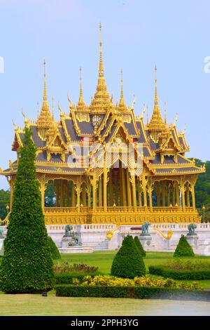 Padiglione delle corone commemorative Del Augurio, appena ad est della Sala del Trono di Ananta Samakhom, a Bangkok, Thailandia. Vista frontale dai giardini. Foto Stock