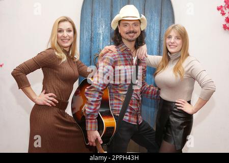 Stefanie Hertel, Lanny Lanner, Johanna Mross, Stefanie Hertel visita il musical Mamma mia con suo marito e sua figlia, Stage Theater Neue Flora, Amburgo, 27.11.2022 Foto Stock