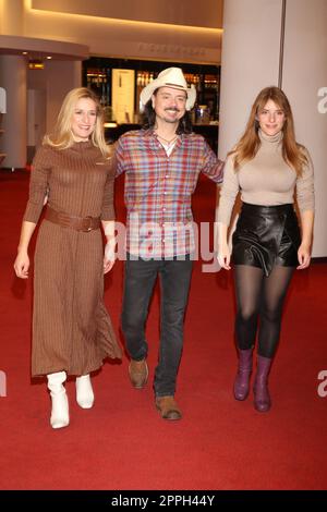 Stefanie Hertel, Lanny Lanner, Johanna Mross, Stefanie Hertel visita il musical Mamma mia con suo marito e sua figlia, Stage Theater Neue Flora, Amburgo, 27.11.2022 Foto Stock