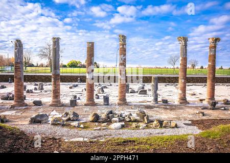 Antiche colonne romane e manufatti nel sito storico di Aquileia Foto Stock