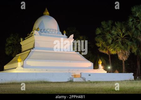 Stupa buddista al tempio di Wat Wisunarat, a Luang Prabang, Laos. Il suo nome ufficiale è Pathum, anche se è indicato dalla gente del posto come "stupa dell'anguria". Foto Stock