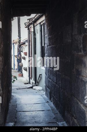 Backstreet Passage nel porto di pescatori senza tempo di Staithes, sulla costa del North Yorkshire. Foto Stock