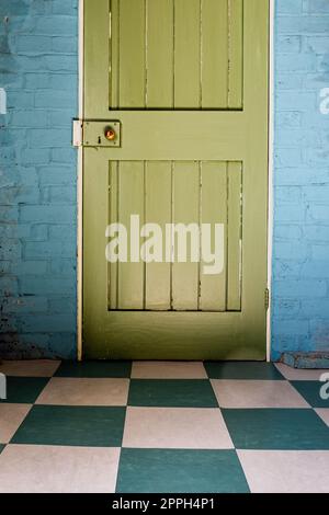 1950s cucina in stile con porta verde, pareti blu e controllato lino nero e pavimento bianco! Foto Stock