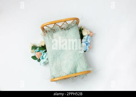 un piccolo letto decorato con fiori. culla per una foto neonato. Letto per bambini. letto per bambole Foto Stock