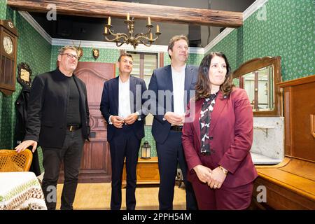 24 aprile 2023, bassa Sassonia, Wolfsburg: Ralph Linde (l-r), capo dell'Accademia del gruppo Volkswagen, Gunnar Kilian, membro del consiglio di amministrazione della Volkswagen AG responsabile delle risorse umane, Lars Klingbeil, presidente del Partito socialdemocratico tedesco (DOCUP), E Daniela Cavallo, Presidente del Consiglio Generale e del Comitato aziendale di Volkswagen AG, si trova nella "eMotionRoom" dello stabilimento principale di Volkswagen. La "eMotionRoom" si basa sul principio di una Escape Room ed è un programma di formazione avanzato offerto dalla Volkswagen AG per formare i dipendenti nel campo dell'elettromobilità. Foto: Michael Matthè Foto Stock