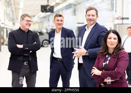 24 aprile 2023, bassa Sassonia, Wolfsburg: Ralph Linde (l-r), capo dell'Accademia del gruppo Volkswagen, Gunnar Kilian, membro del consiglio di amministrazione della Volkswagen AG responsabile delle risorse umane, Lars Klingbeil, presidente del Partito socialdemocratico tedesco (DOCUP), E Daniela Cavallo, Presidente del Consiglio Generale e del Comitato aziendale di Volkswagen AG, si trovano presso lo stabilimento principale di Volkswagen. Insieme, Kilian, Klingbeil e Cavallo conosceranno le soluzioni avanzate in e-mobility e l'impatto della trasformazione sulla forza lavoro Volkswagen, tra le altre cose. Foto: Michael Matthey/dpa Foto Stock