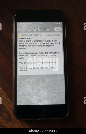 Il primo test di allarme di emergenza ricevuto da tutti i telefoni cellulari nel Regno unito mostrato su un display iphone 2023 aprile Foto Stock