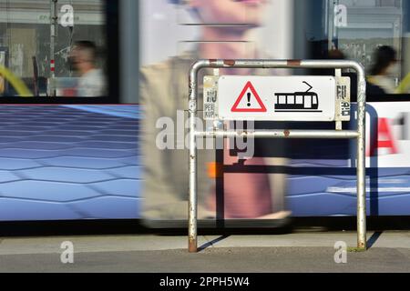 Attraversamento pedonale a una fermata del tram a Vienna. Foto Stock