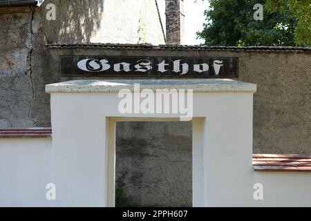 Cartello per una locanda chiusa in bassa Austria Foto Stock