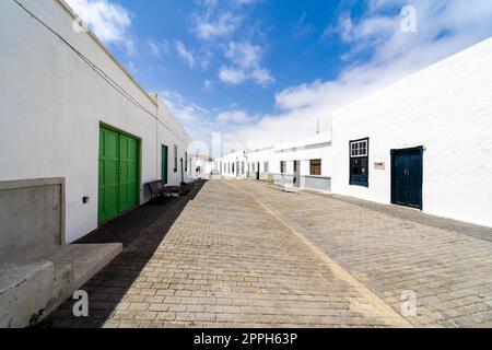 TEGUISE (villaggio), LANZAROTE, ISOLE CANARIE - 17 LUGLIO 2022: Strade del centro storico del villaggio. Fino al 1852, Teguise era la capitale dell'isola. Foto Stock