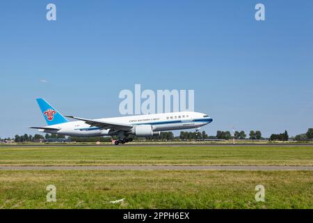 Aeroporto di Amsterdam Schiphol - Boeing 777-F1B della Cina meridionale Cargo atterra Foto Stock