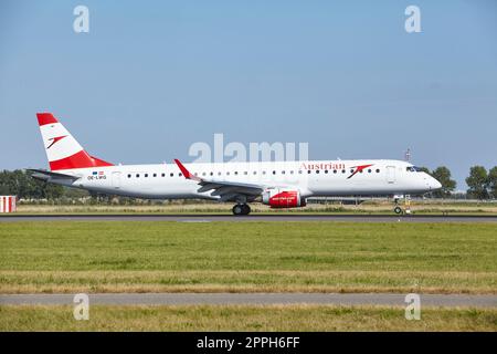 Atterra l'aeroporto Schiphol di Amsterdam - Embraer E195LR dell'Austrian Airlines Foto Stock