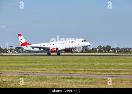Atterra l'aeroporto Schiphol di Amsterdam - Embraer E195LR dell'Austrian Airlines Foto Stock