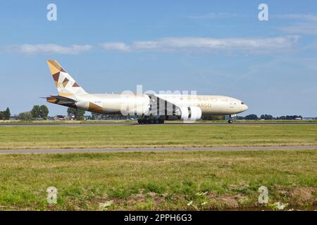 Aeroporto di Amsterdam Schiphol - Boeing 777-FFX di Etihad Cargo atterra Foto Stock