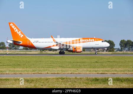 Aeroporto Schiphol di Amsterdam - Airbus A320-214 di easyJet Foto Stock