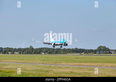 Aeroporto di Amsterdam Schiphol - Boeing 737-7K2 di KLM atterra Foto Stock