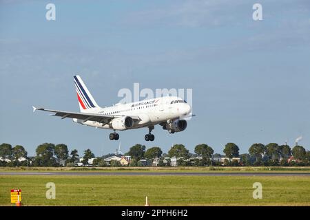 Aeroporto Schiphol di Amsterdam - atterra Airbus A318-111 di Air France Foto Stock