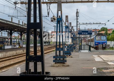 HENDAYE, FRANCIA - 16 AGOSTO 2013: Treni alla stazione ferroviaria di Hendaye, nel sud della Francia, un punto di collegamento di frontiera con la Spagna Foto Stock