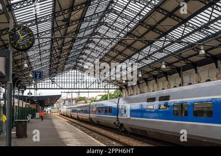 HENDAYE, FRANCIA - 16 AGOSTO 2013: Treni alla stazione ferroviaria di Hendaye, nel sud della Francia, un punto di collegamento di frontiera con la Spagna Foto Stock